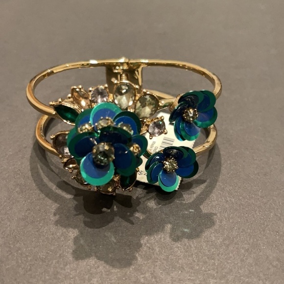 𝅺NWT Talbots Gold Bangle w/ Flower bracelet - Picture 5 of 5